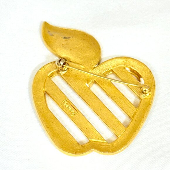 Vintage Crown Trifari Apple Brooch - White Enamal/Gold Tone - Signed - Picture 3 of 7